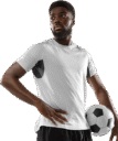 Hombre afrodescendiente vistiendo camiseta deportiva gris sosteniendo un balón de fútbol, posando con una expresión decidida.