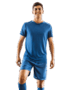 Hombre sonriente vistiendo una camiseta y pantalones cortos deportivos azules, caminando sobre un fondo gris. Ideal para ilustrar ropa de deporte y estilo activo.