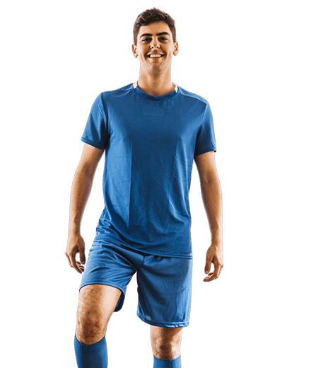 Hombre sonriente vistiendo una camiseta y pantalones cortos deportivos azules, caminando sobre un fondo gris. Ideal para ilustrar ropa de deporte y estilo activo.