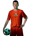 Jugador de fútbol masculino en uniforme naranja sosteniendo un balón de fútbol, posando con una sonrisa.